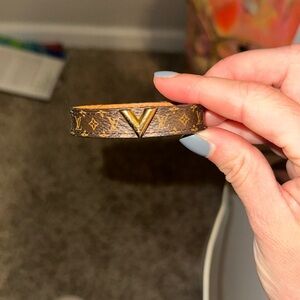 LV Essential C Bracelet